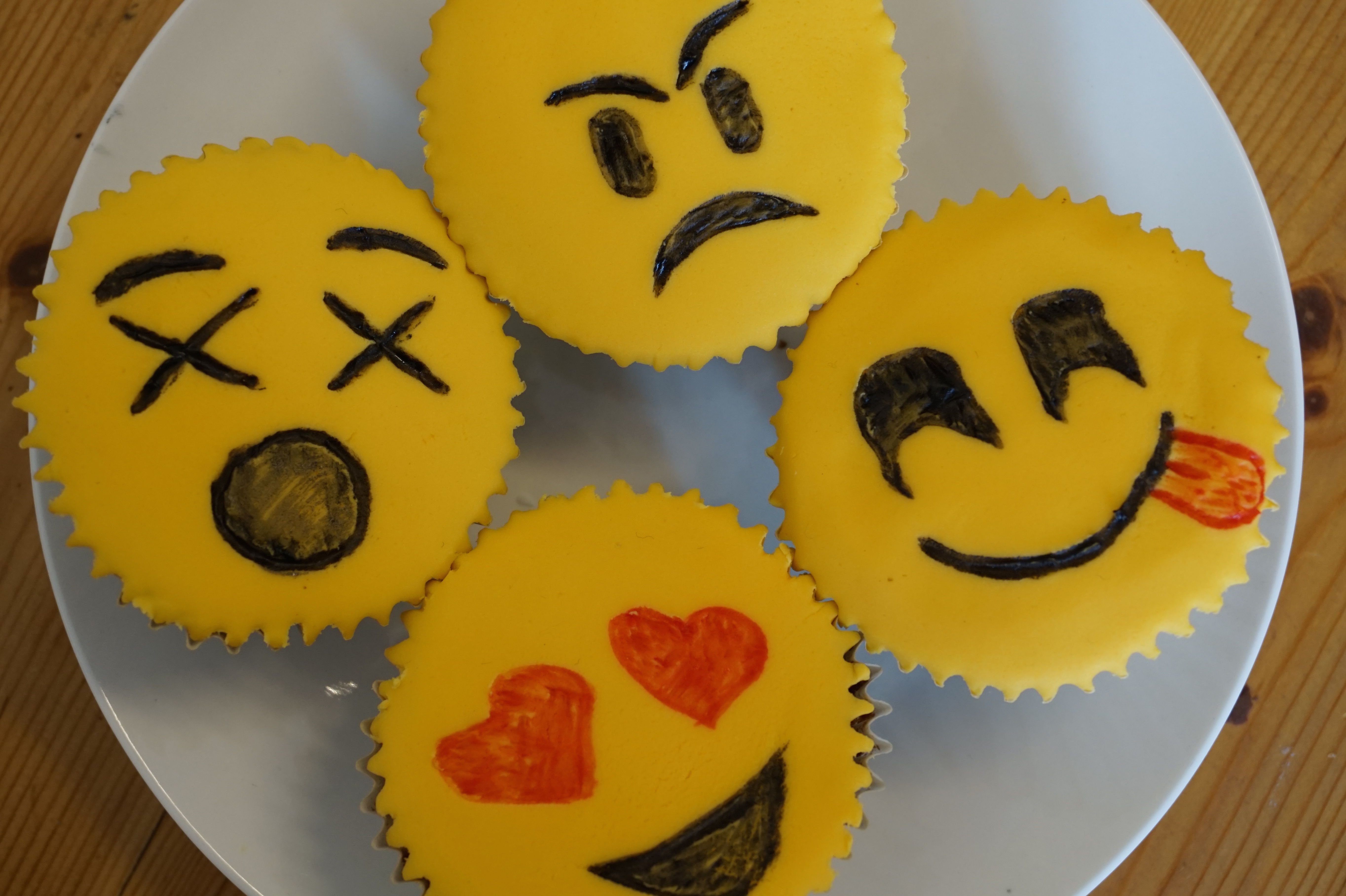 emoji cupcakes